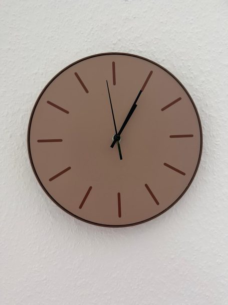 Brauner Wanduhren mit schwarzen Zeigern und minimalistischen Ziffern.